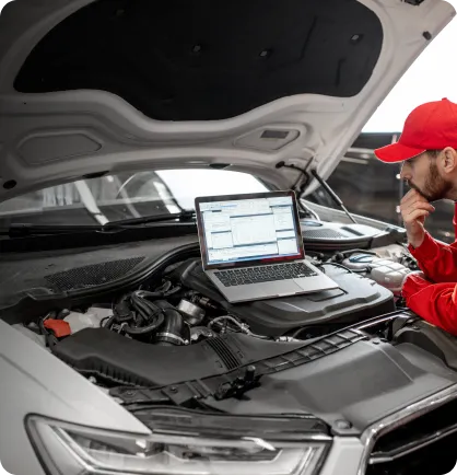 Veículo de capô levantado com um computador em cima do motor realizando o serviço automotivo de check-up para carros.