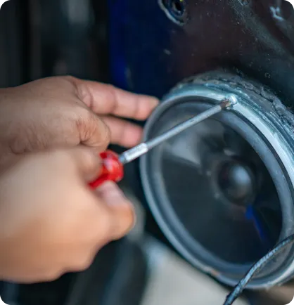 Alto-falante sendo colocado através de um serviço automotivo de instalação de som automotivo por um prestador de serviço.