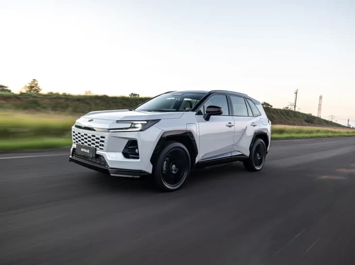Toyota RAV4 ganha blindagem certificada pela marca que mantém os 10 anos de garantia
