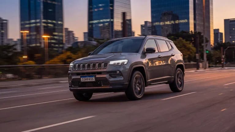 Jeep Compass ganha conjunto híbrido na linha 2027