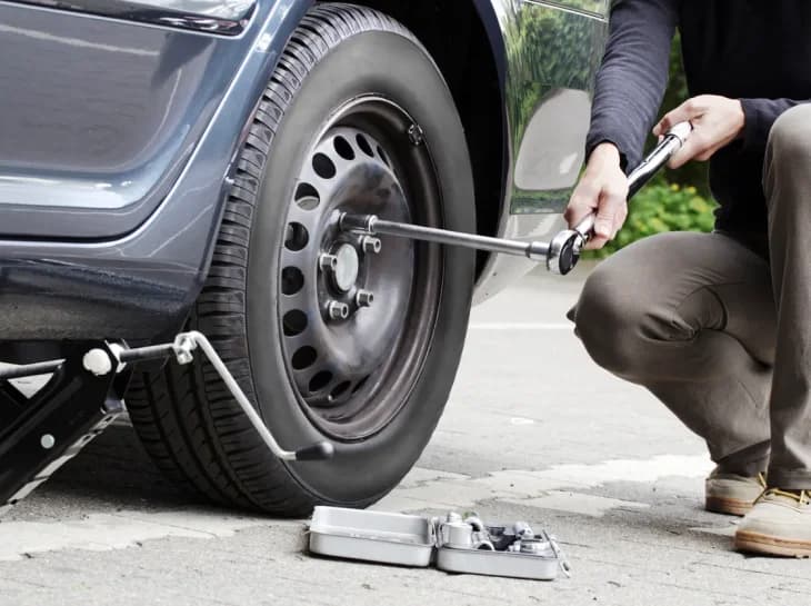 Como trocar o pneu furado em poucos passos