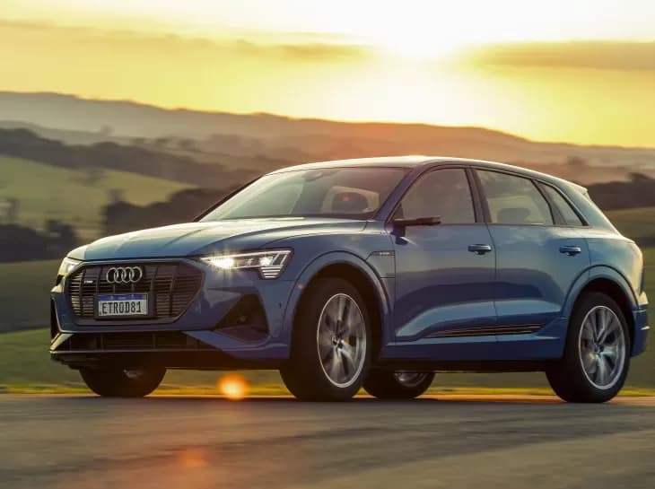 Audi e-tron recebe novidades e chega à linha 2021