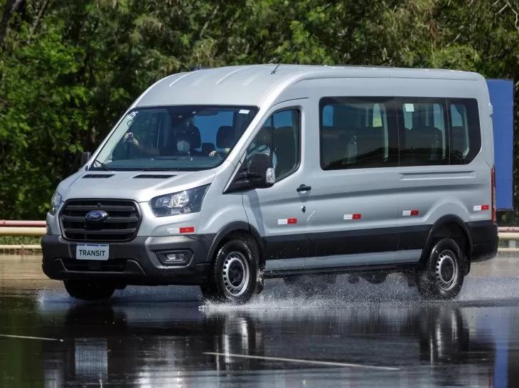 Nova Ford Transit é tecnológica e boa de dirigir