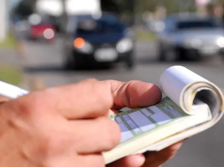 Multa por atirar objetos do carro poderá dobrar