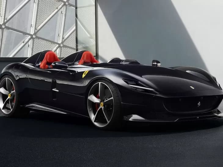 Carro sem para-brisa exige uso de capacete?