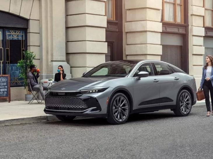 Híbrido, Toyota Crown é global, luxuoso e "cross"