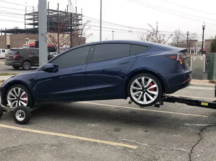 Por que carro elétrico não pode ser rebocado?