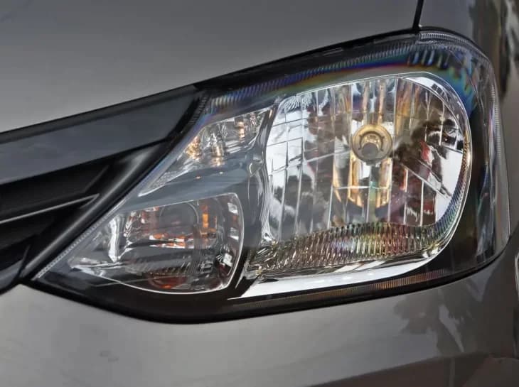Faça você mesmo: saiba como limpar farol amarelado