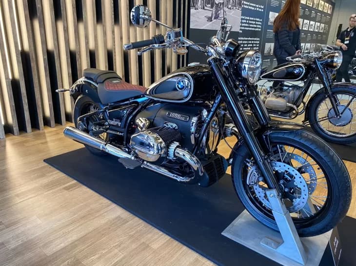 BMW mostra C 400 X e R 18 100 Anos no Brasil