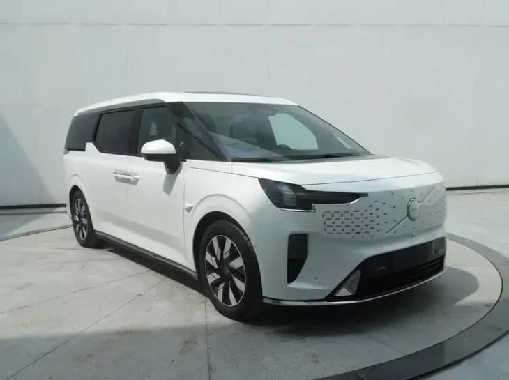 Minivan Volvo EM90 "vaza" antes da estreia