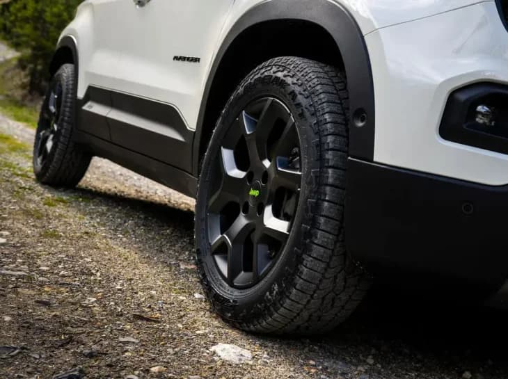 Jeep Avenger ganha nova versão híbrida e 4x4