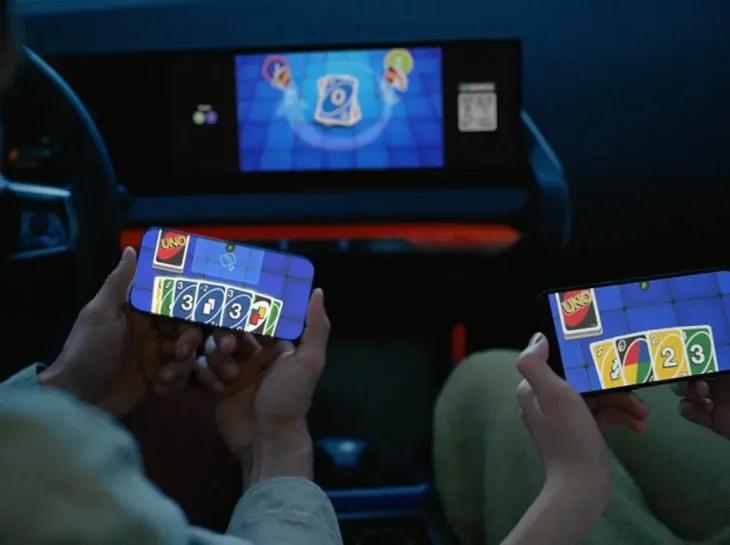 BMW libera jogo de cartas UNO