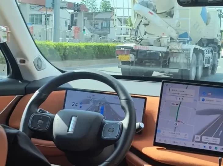 Um passeio de carro autônomo por Xangai