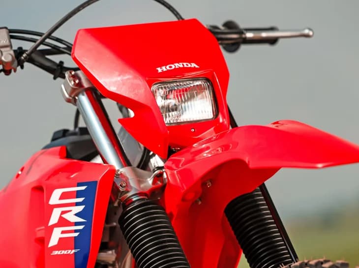 Hora da trilha: Honda lança a CRF 300F 2026