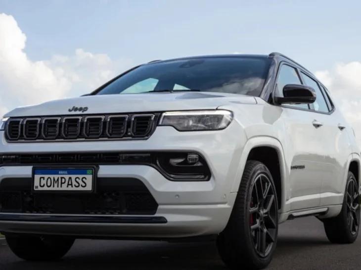 Compass aproveita momento ruim de rival da Toyota