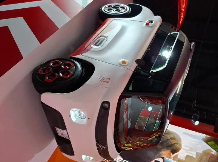 Pendurado, menor carro do Salão tem só 2,41 metros