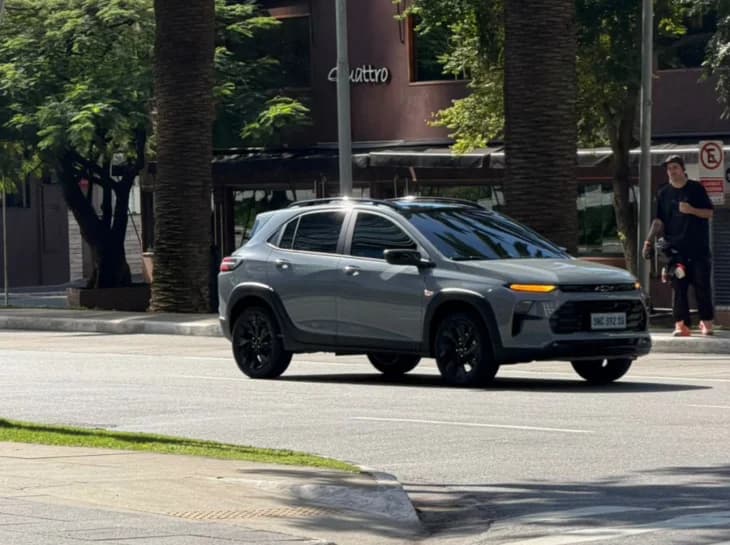 Novo Chevrolet Sonic é flagrado sem camuflagem