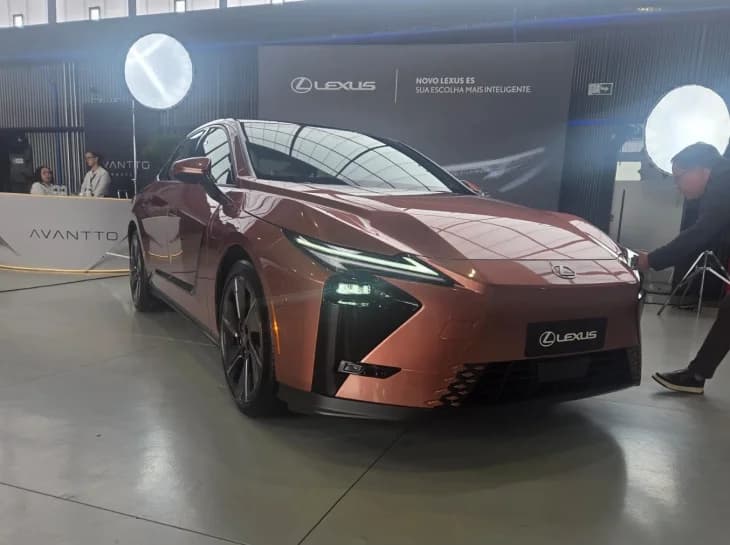 Lexus ES chega por R$ 399.990