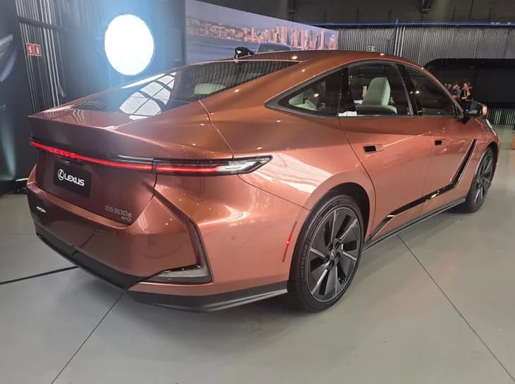 Lexus confirma ES 500e ainda para 2026