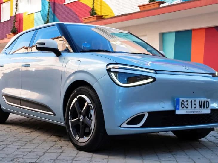 DFM chega ao Brasil com dois carros elétricos