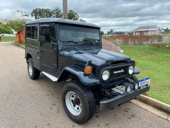 Carro 3.7 BJ50LV 4X4 TETO RIGIDO DIESEL 2P MANUAL