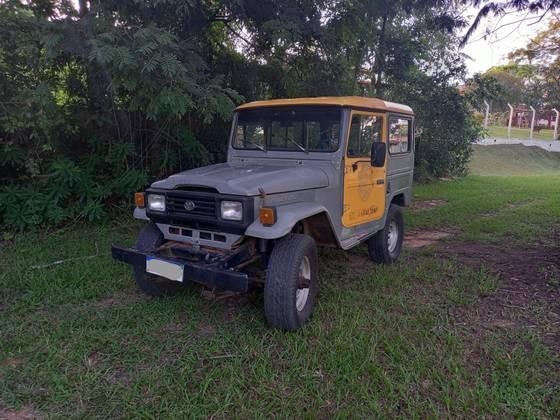 Carro 3.7 BJ50LV 4X4 TETO RIGIDO DIESEL 2P MANUAL