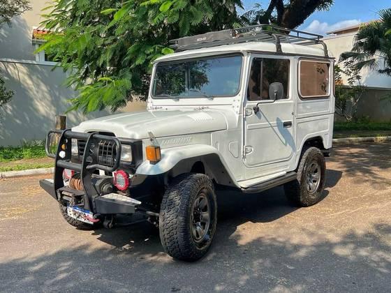 Carro 3.7 BJ50LV 4X4 TETO RIGIDO DIESEL 2P MANUAL