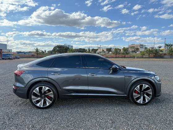 Carro 55 ELÉTRICO SPORTBACK PERFORMANCE BLACK QUATTRO