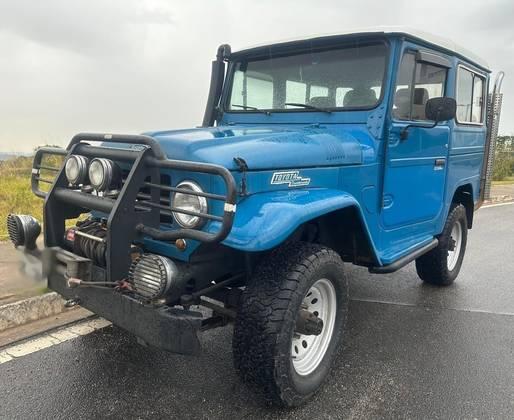 Carro 3.7 BJ50LV 4X4 TETO RIGIDO DIESEL 2P MANUAL