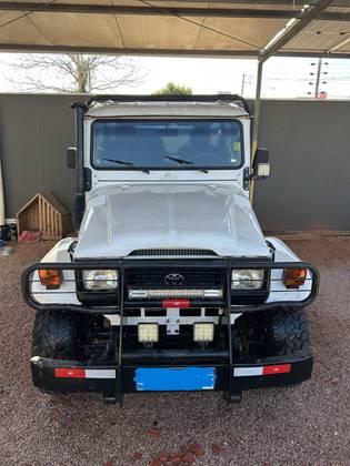 Carro 4.0 OJ50LV 4X4 TETO RIGIDO DIESEL 2P MANUAL