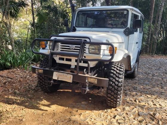 Carro 3.7 BJ50LV 4X4 TETO RIGIDO DIESEL 2P MANUAL