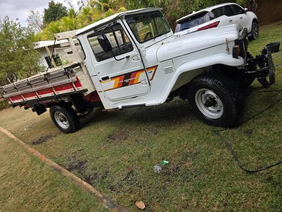 Carro 3.7 BJ50LV-B 4X4 CHASSI LONGO DIESEL 2P MANUAL