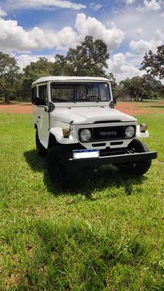 Carro 3.7 BJ50LV 4X4 TETO RIGIDO DIESEL 2P MANUAL