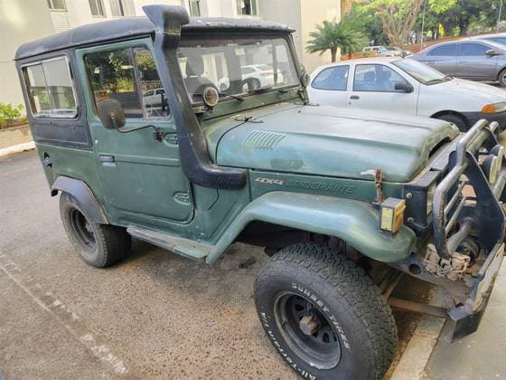 Carro 3.7 BJ50LV 4X4 TETO RIGIDO DIESEL 2P MANUAL
