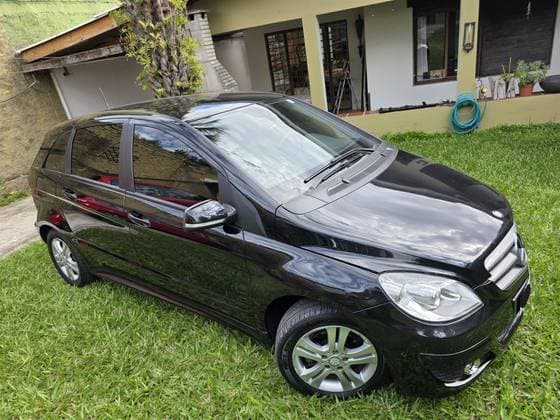 Carro 1.7 FAMILY PLUS 8V GASOLINA 4P AUTOMÁTICO