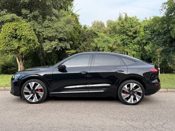Carro 55 ELÉTRICO SPORTBACK PERFORMANCE BLACK QUATTRO