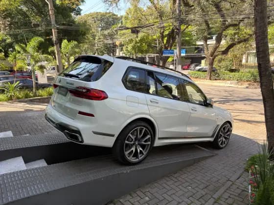 Carro 4.4 V8 GASOLINA M50i STEPTRONIC