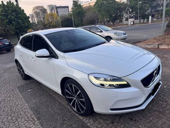 Carro 2.0 T4 MOMENTUM GASOLINA 4P AUTOMÁTICO