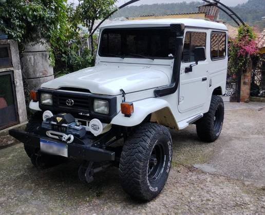 Carro 3.7 BJ50LV 4X4 TETO RIGIDO DIESEL 2P MANUAL