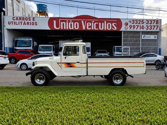 Carro 3.7 BJ50LV 4X4 TETO RIGIDO DIESEL 2P MANUAL