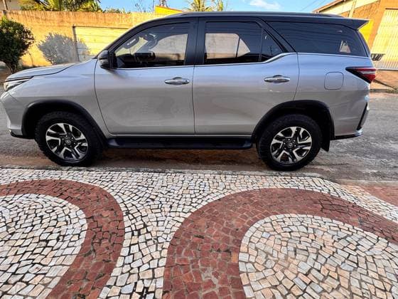 Carro 2.8 D-4D TURBO DIESEL SRX PLATINUM 7L 4X4 AUTOMÁTICO