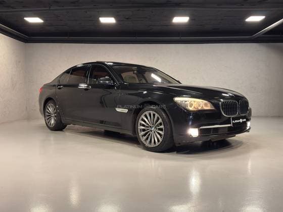 Carro 4.4 UNIQUE SEDAN V8 32V GASOLINA 4P AUTOMÁTICO