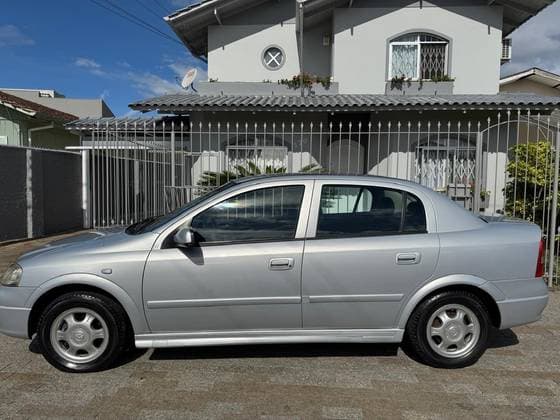 Carro 1.8 MPFI MILLENIUM II SEDAN 8V GASOLINA 4P MANUAL