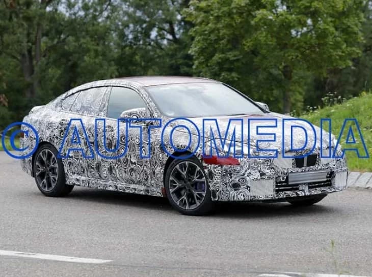 Sedã de entrada da BMW é flagrado com camuflagem
