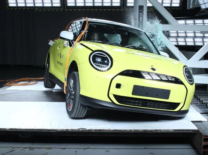 Mini Cooper elétrico leva 5 estrelas em crash test