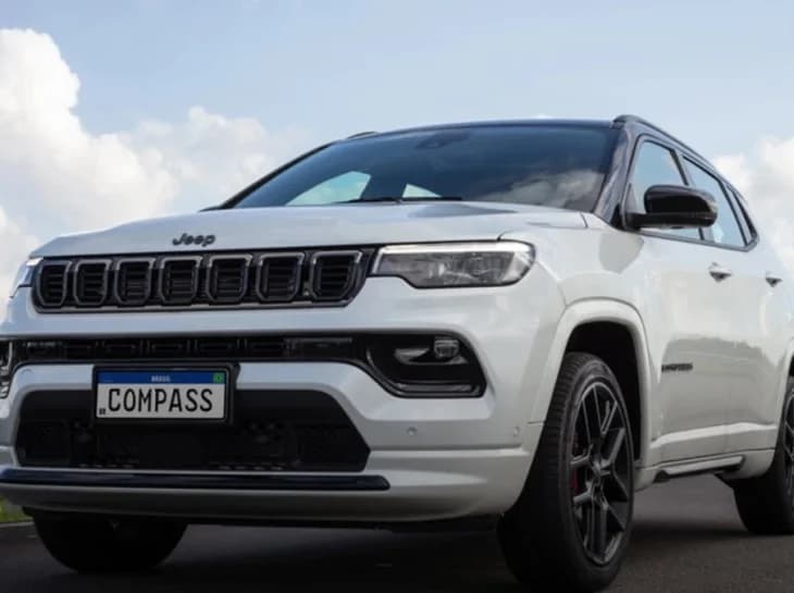 Compass aproveita momento ruim de rival da Toyota