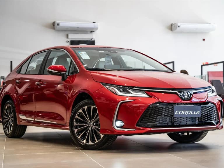 Corolla híbrido tem descontos acima de R$ 16 mil, mas ainda é quase R$ 20 mil mais caro que o King