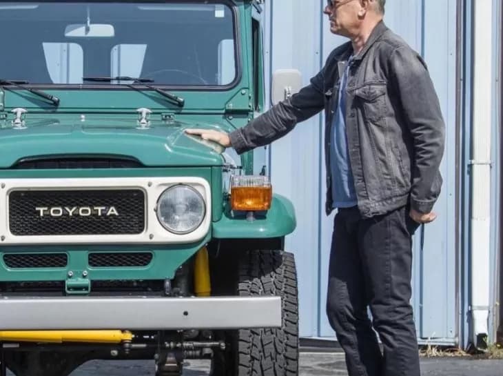 Tom Hanks vende Toyota Bandeirante personalizado