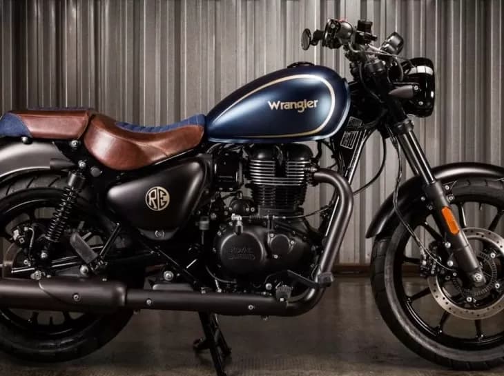 Uma Meteor 350 vestida com calça jeans