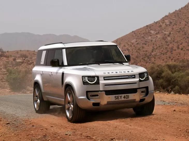Land Rover lança o Defender 130 com oito lugares
